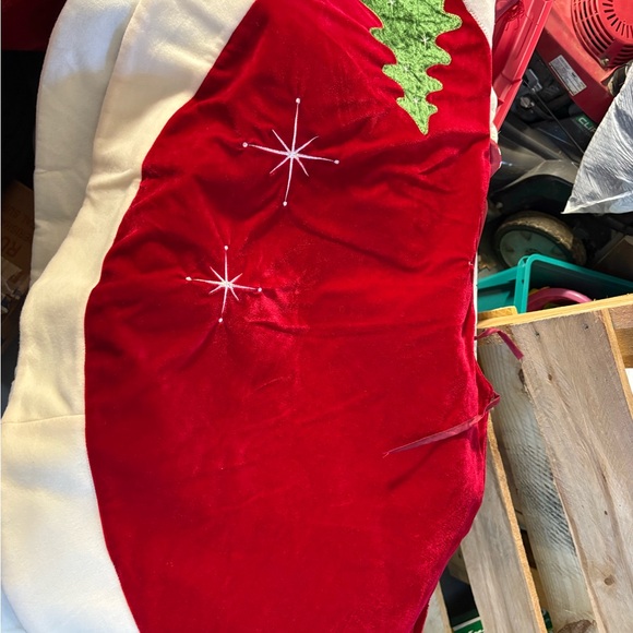 Red and White Christmas Tree Skirt - Picture 1 of 4